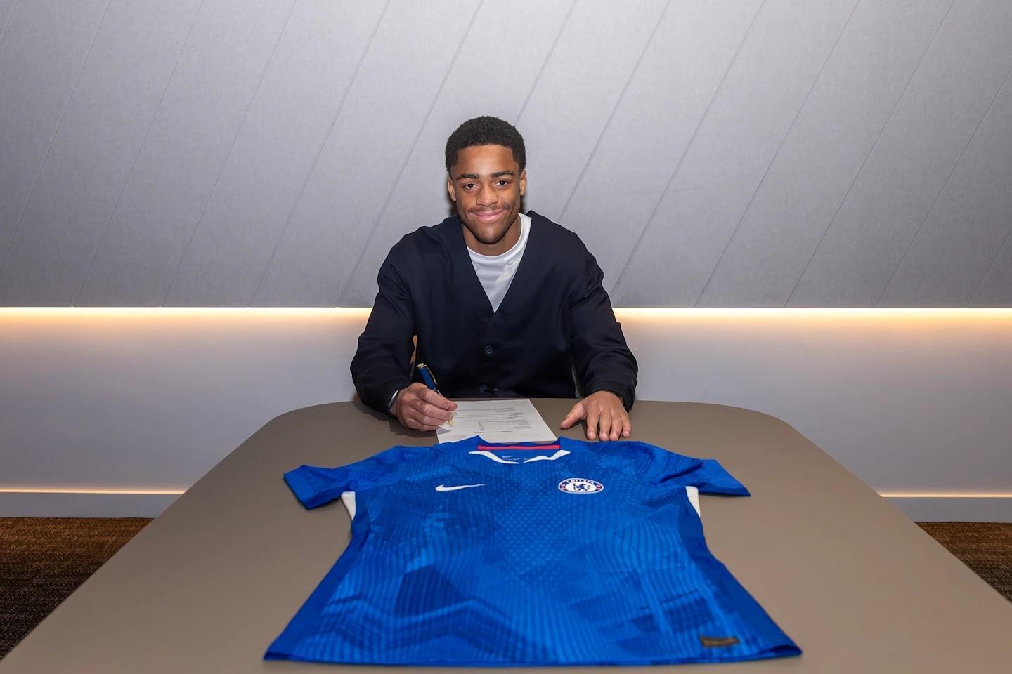 官方：17岁边锋麦奎因与切尔西签下首份职业合同